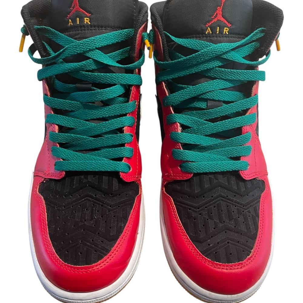 Jordan 1 Mid SE in Black, Red, White, and Malachite - Picture 5 of 15